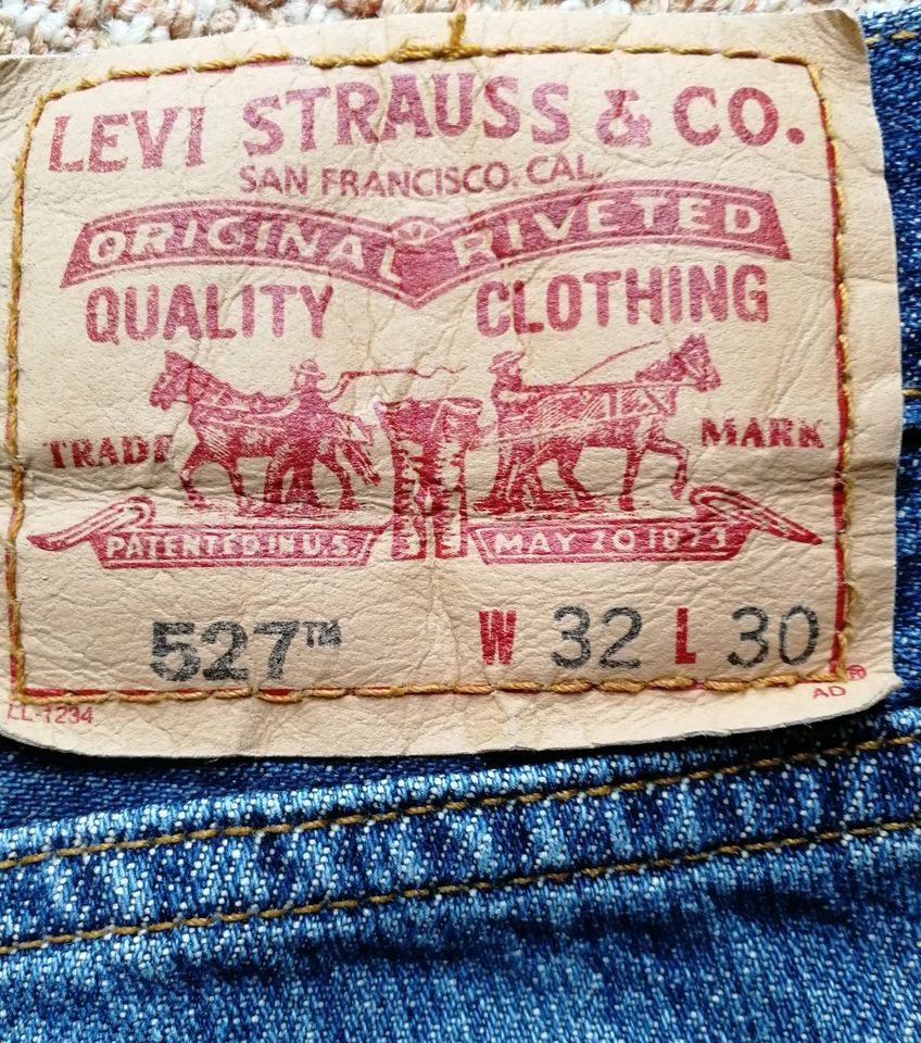 Levis 527 Low Boot Cut W 32 L 30 Blau guter Zustand in Karlshuld