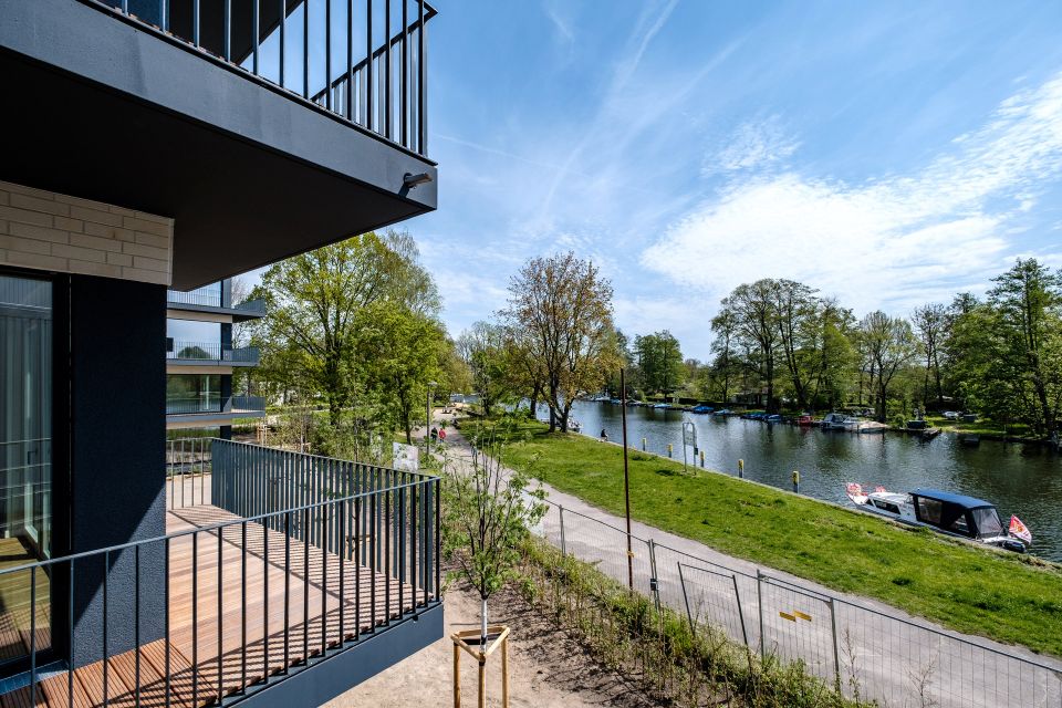 Luft, Licht, Lebensqualität mit 2 Balkonen am Ufer der Alten Spree in Berlin