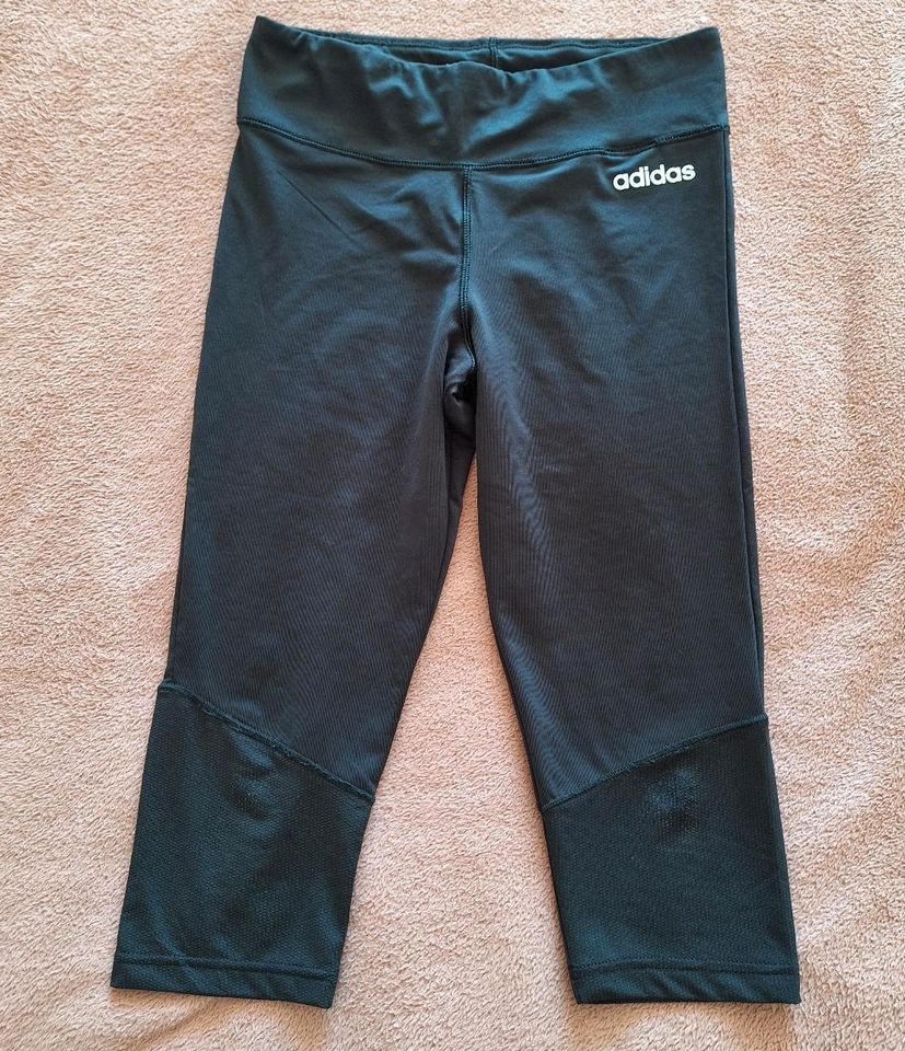 Sporthose Capri Leggings von Adidas Gr. 164 schwarz in Hamburg