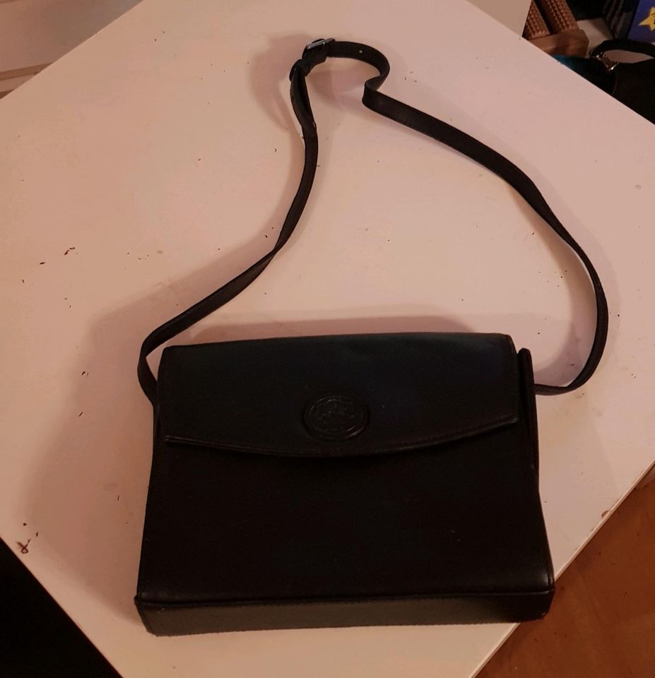 Handtasche mit vielen Fächern in Olpe