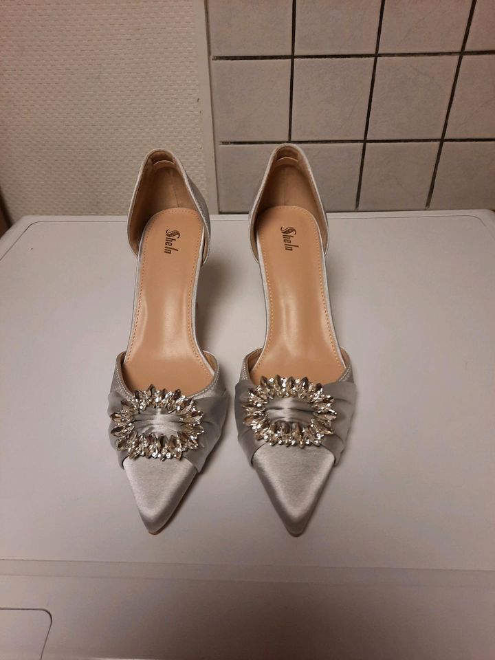 NEUE  TOLLE     SATIN   HIGH  HEELS  GR.37 in Püttlingen