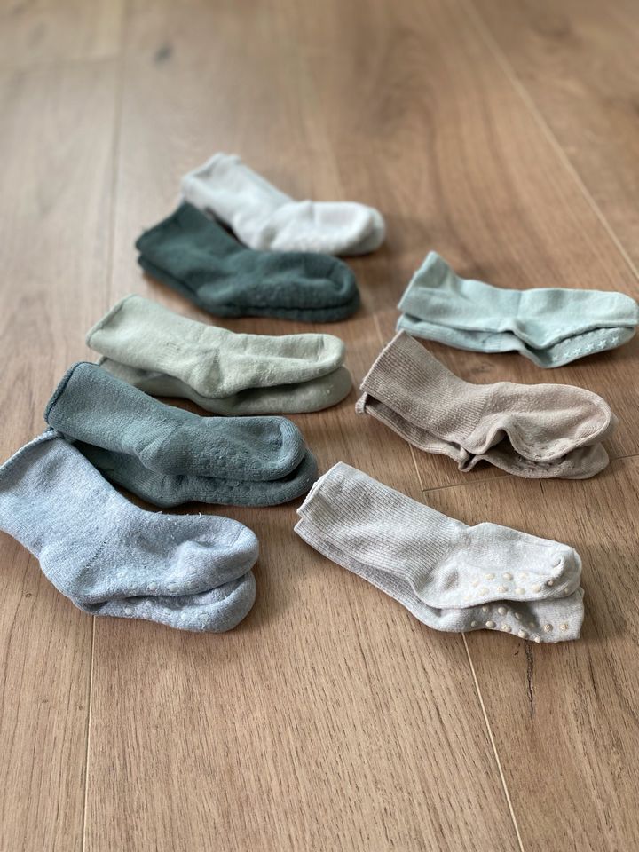 8 Socken abs stopper frottee H&M 18-20 in Wetzlar