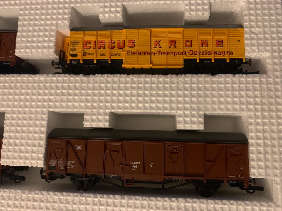 Roco H0 44008 und 44009 Zirkus Kronewagen Set in Laufen