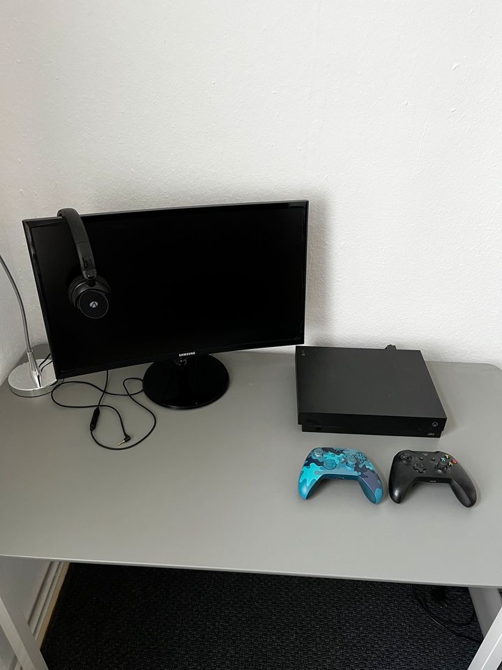 Xbox One X / Samsung Curved Monitor / 2 Controller in Kiel