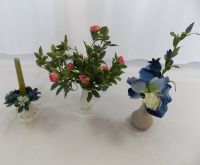 2 x Vasen mit Seidenblumen und 1 x Kerzenhalter mit Blumenkranz Hessen - Herleshausen Vorschau