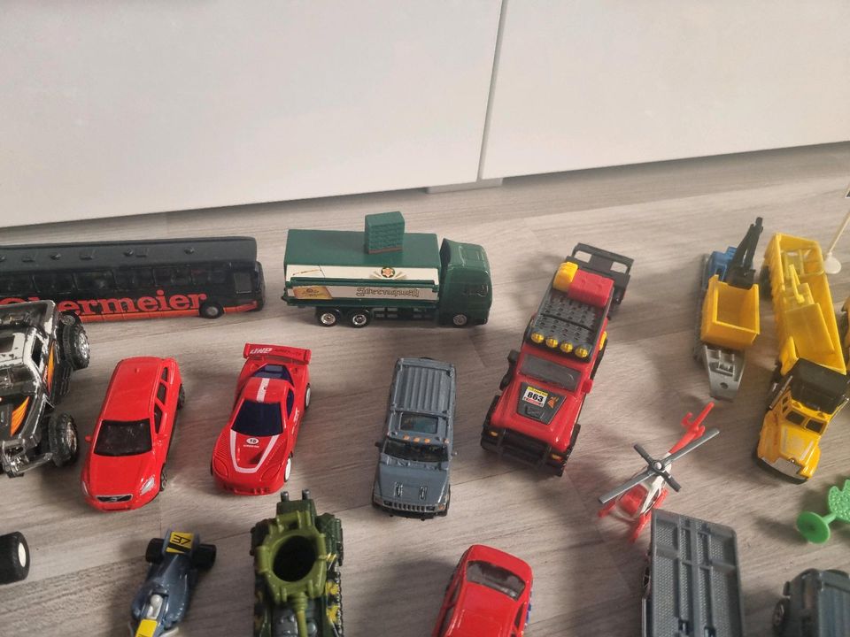 Sammlung Spielzeugautos versch.Marken Hot Wheels,Majorette usw. in Wesel