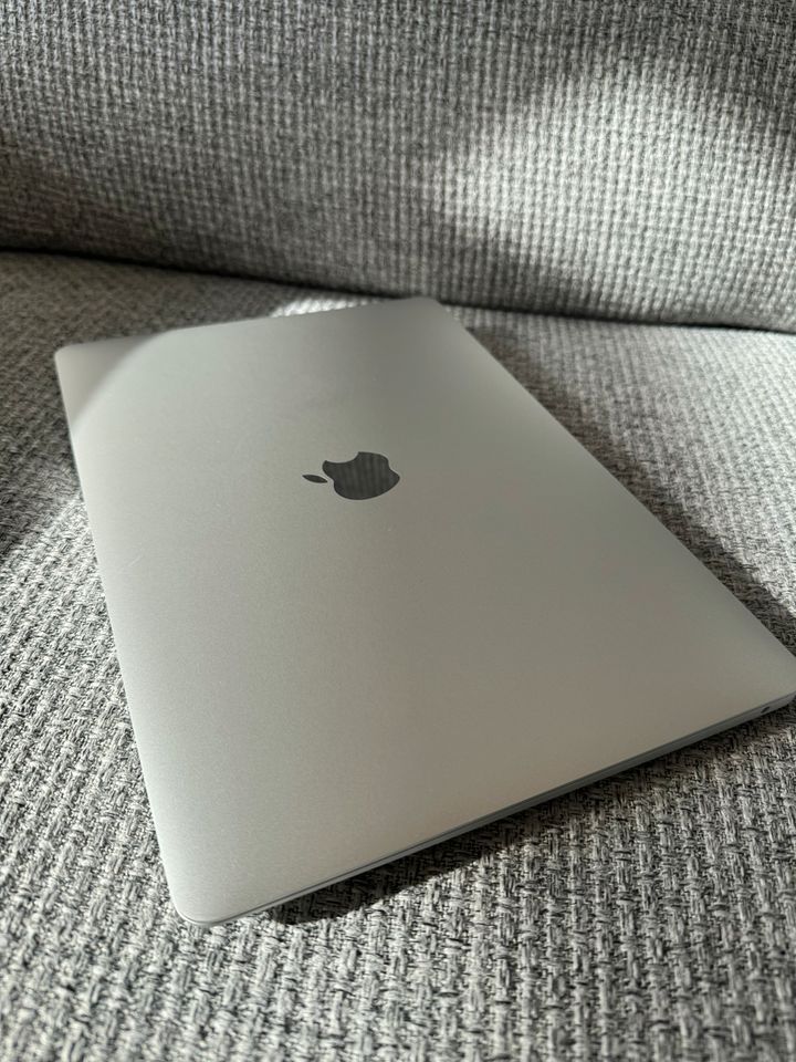 MacBook Air Retina 13“ 2023 M1 98% Akku GARANTIE 256 GB in Würzburg