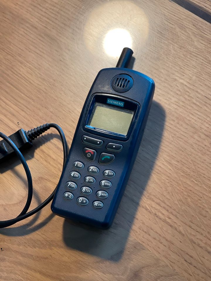 Altes Handy Siemens C25 mit Ladegerät in Uedem