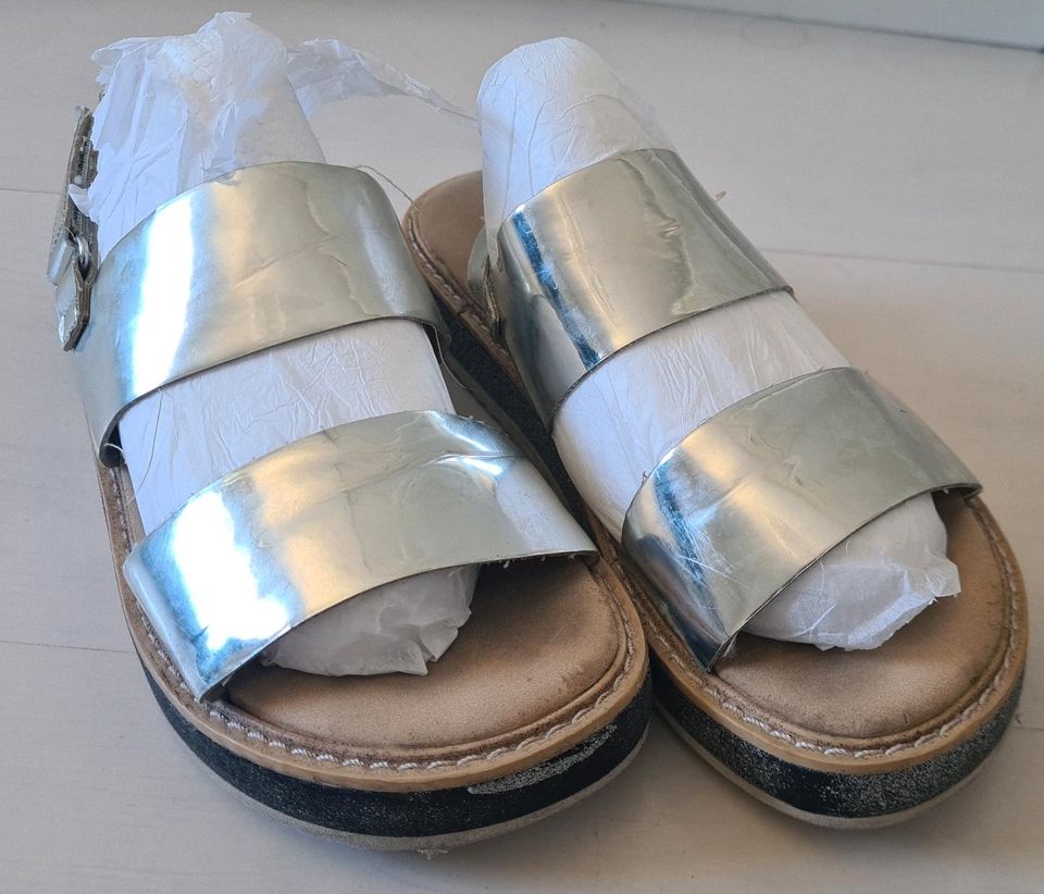 ⭐ ZARA Glitzernde Sandalen in Metalloptik Schuhe Gr. 36 Silber ⭐ in Berlin