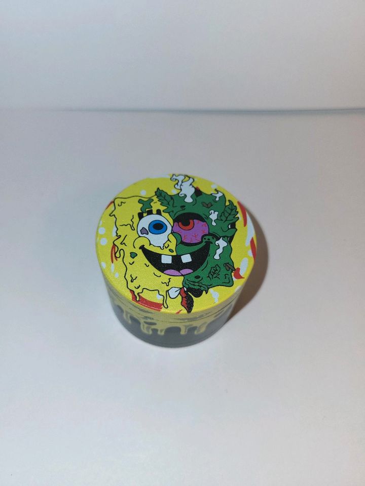 Grinder, Crusher/ Mühle mit verschiedenen Logos (Spongebob, Morty in Hameln