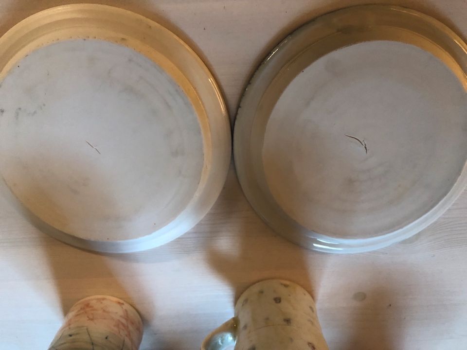 Keramik Teller & Tassen creme-beige gemustert in Jüterbog
