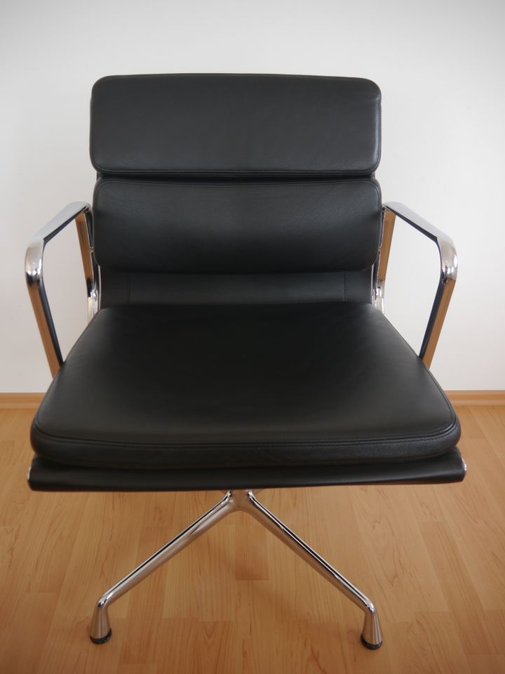 Vitra  EA208 Soft Pad Chair - Leder Schwarz - drehbar in Oberhaching