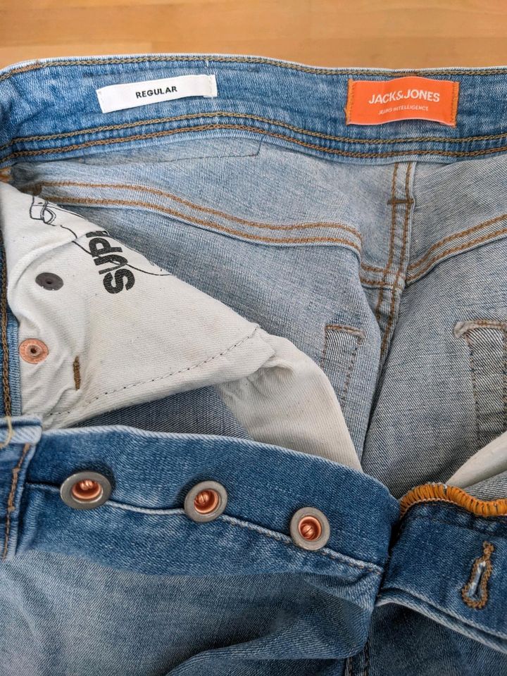 Sehr gut erhaltene Jeanssshorts von Jack & Jones, Gr. S in Nordhorn