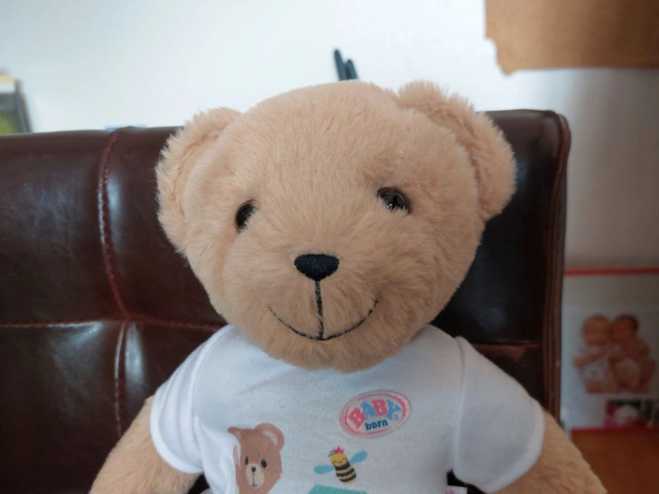 Bär / Teddy mit Kleidung (weiß) von "Baby Born" in Hannover