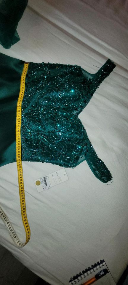 Abendkleid brillantgrün, 44, neu mit Etikett in Pahlen