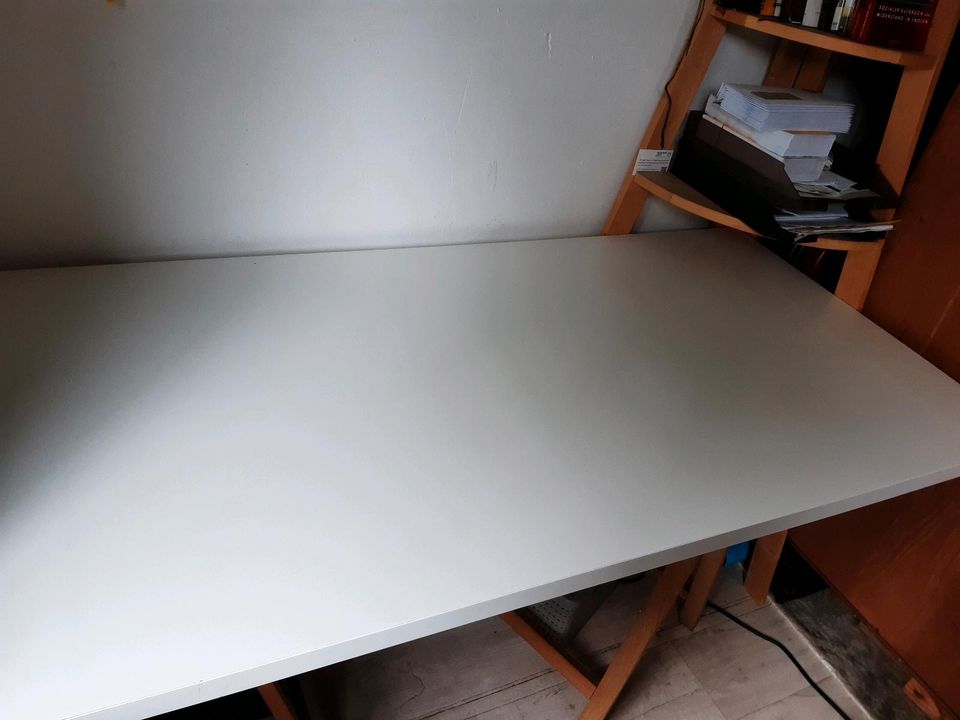 Schreibtisch Weiße Platte mit 2 Böcken in Hamburg