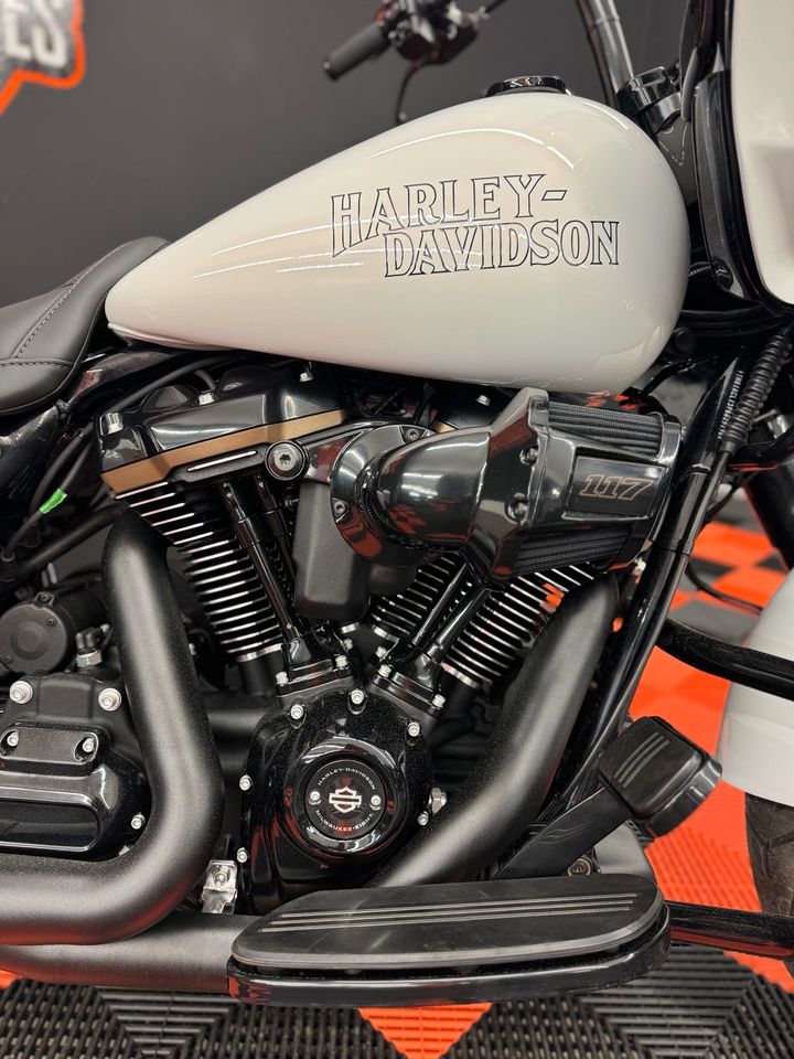 Harley Davidson Road Glide ST 117 in Birkenfeld