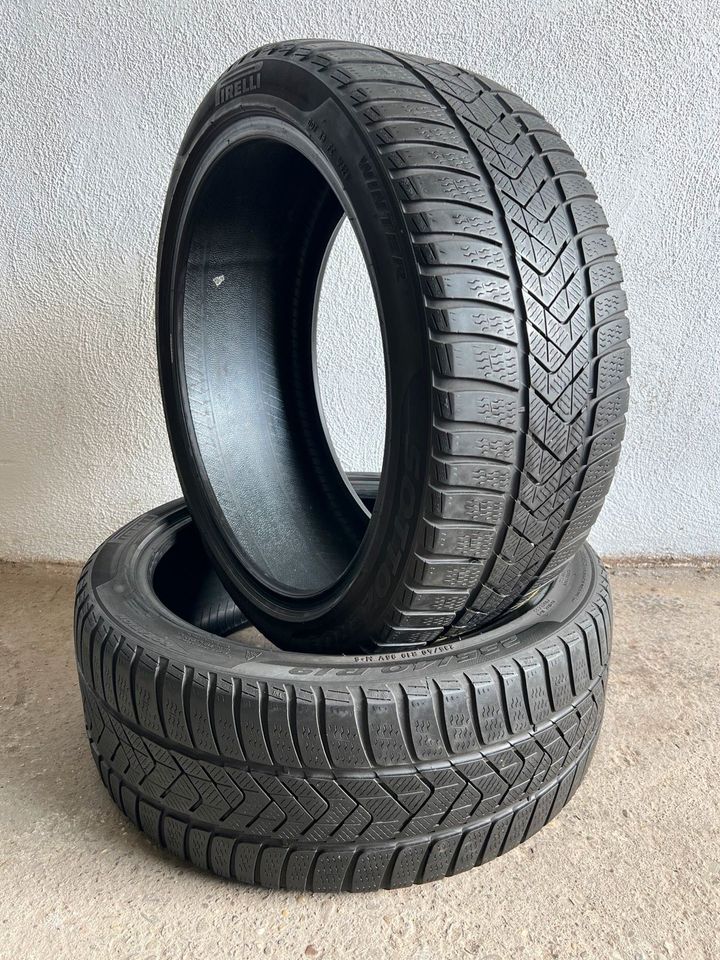 2x 235 40 R19 96V Winterreifen Pirelli 4,5mm DOT:3020 NP:460€ in Meschede