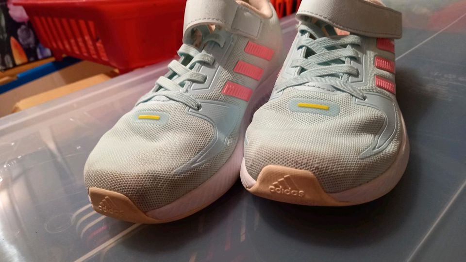 Hallenturnschuhe von Adidas in 33 in Reinstorf