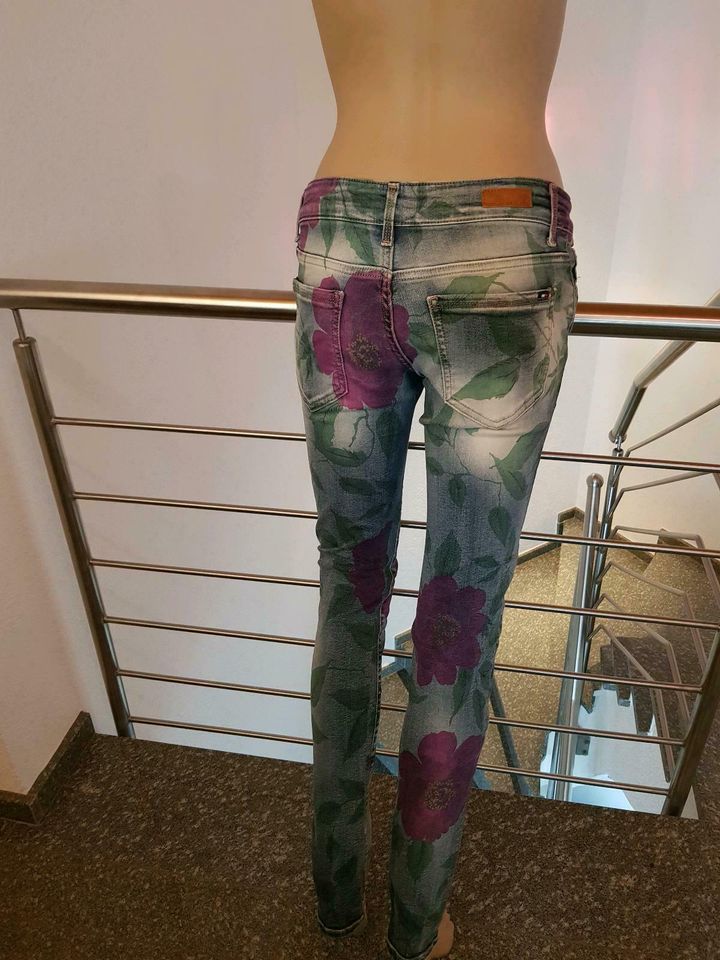 Hilfiger Jeans Milan Größe 27/32 Blumen in Saarwellingen