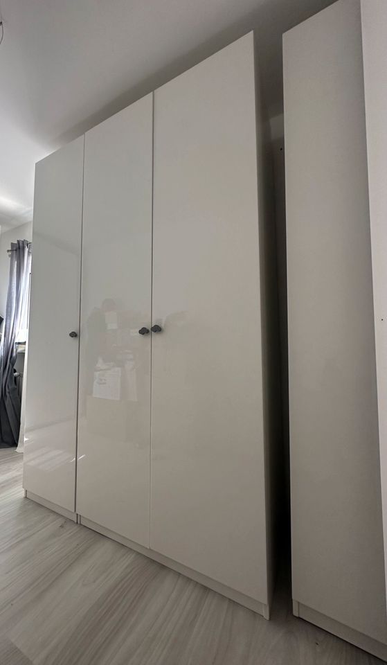 3 m Pax Kleiderschrank Ikea mit Weiß Hochglanz Türen in Frankfurt am Main