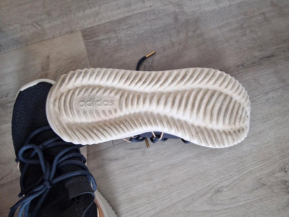 Adidas Sneaker Schuhe neuwertig in Langenselbold