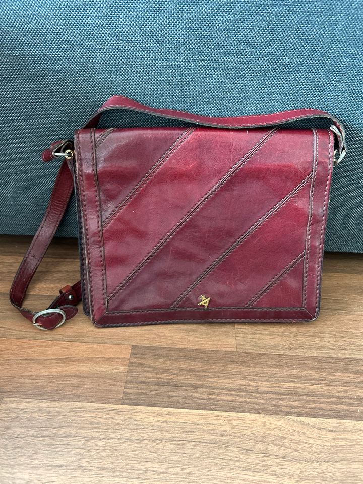 Dunkelrote Leder Vintage Handtasche, Umhängetasche alt in Möglingen 