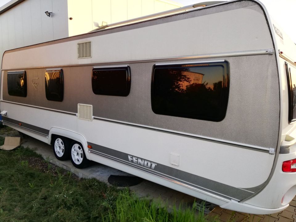 Wohnwagen Caravan Fendt groß- gepflegt- gehoben- Platin 700 in Großrinderfeld