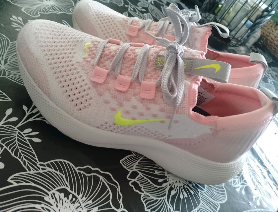 Nike react run escape flyknit rosa Damen Gr. 39 in Westoverledingen