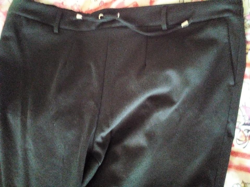 Stoffhose Damen schwarz wie neu 52 in Vechelde