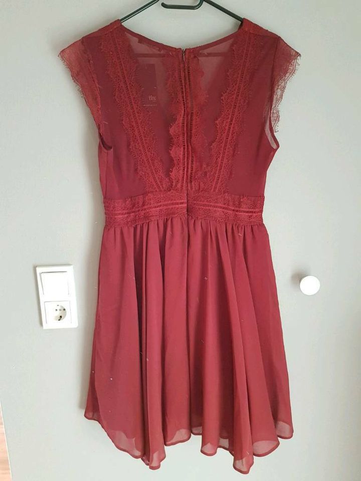 TFNC perry midi dress, kurzes Kleid, bordeaux, UK-GR. L in Hessen - Hadamar  | eBay Kleinanzeigen ist jetzt Kleinanzeigen