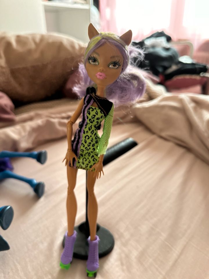 Clawdeen Roller skating in Marl