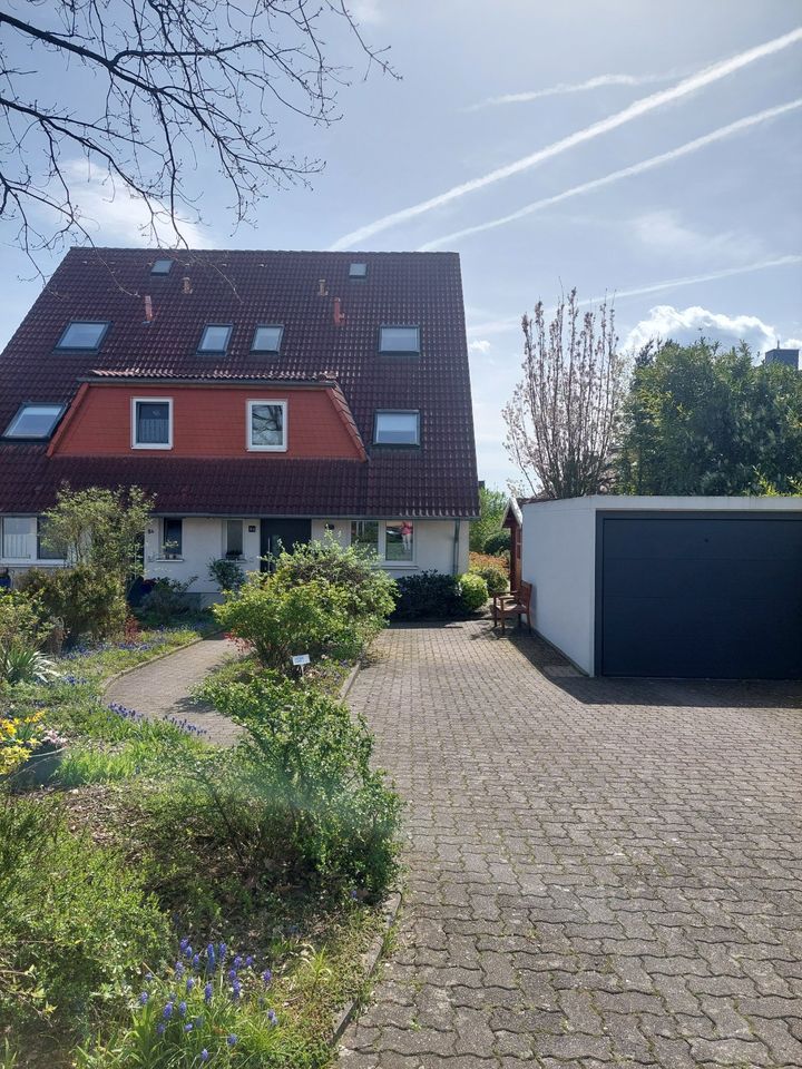 Frisch renovierte Doppelhaushälfte mit Garage in Völksen in Springe