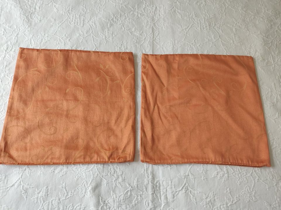 2 Kissenhüllen 39x41cm Orange mit Reißverschluss €2 beide in Bad Vilbel