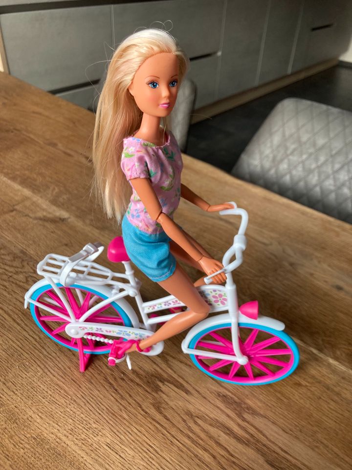 Barbie Puppe auf dem Fahrrad in Würselen