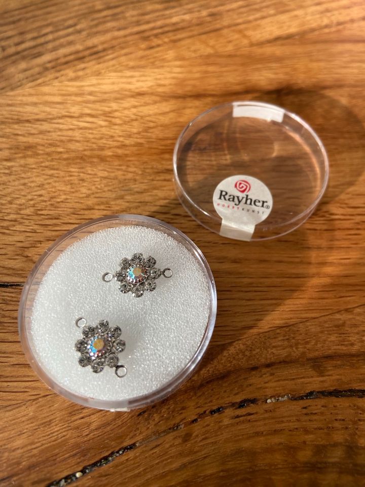 Rayher Perlen Kristalle Swarovski 2 Stück 15 mm Silber Blumen in Bruchsal