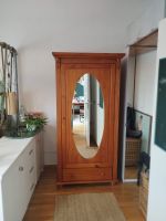Holzschrank mir großem Spiegel Oval neuwertig München - Au-Haidhausen Vorschau