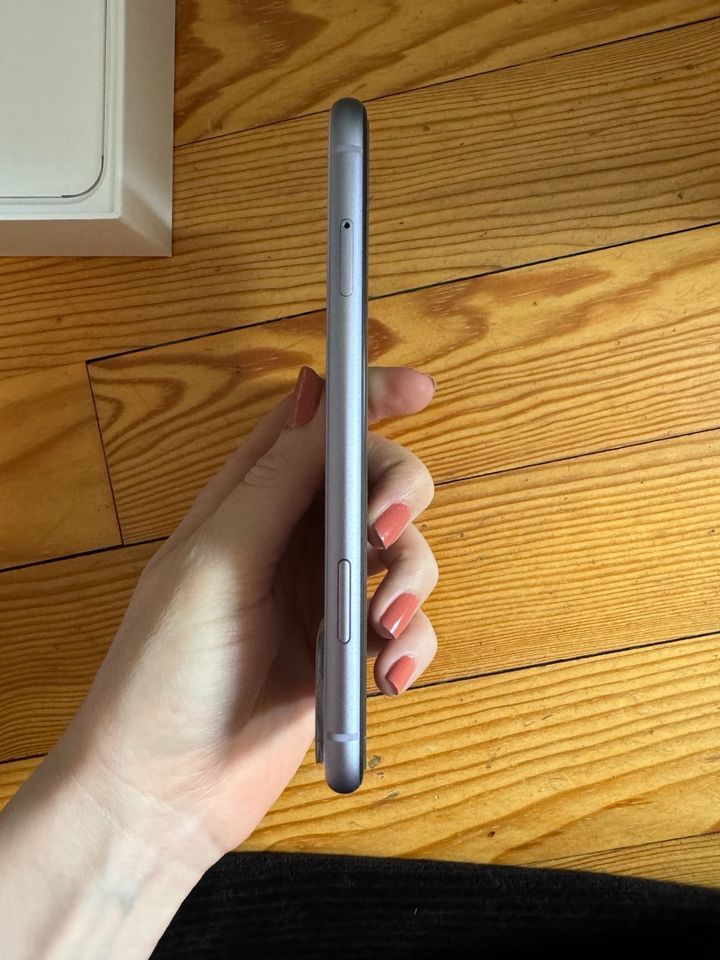 iPhone 11 64GB purple lila in Nohfelden