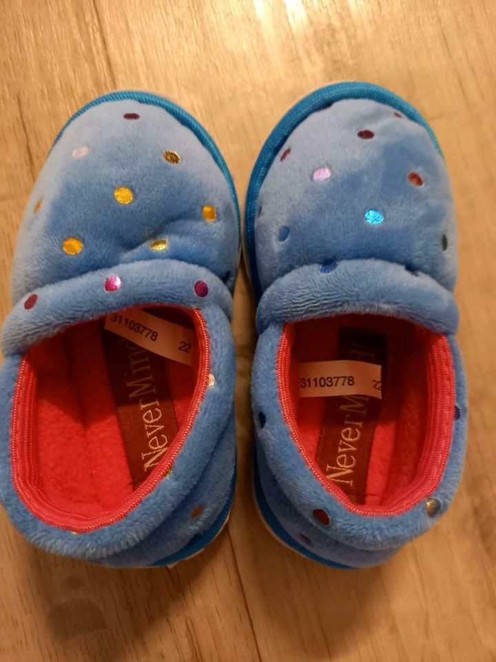 neue ungetragene Never Mind Hausschuhe Slipper blau mit Punkten in Chemnitz