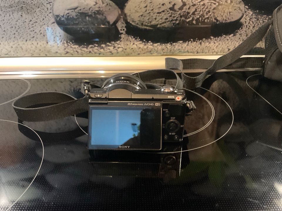Sony a5000 mit schwenkbaren Display und Wifi in Halle