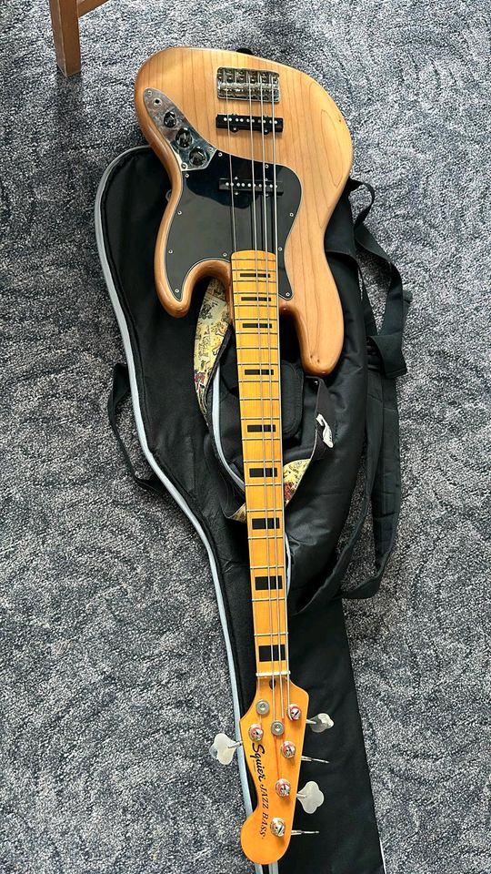 E-Bass Squier by Fender Jazz Classic 70s left mit Koffer in Köln