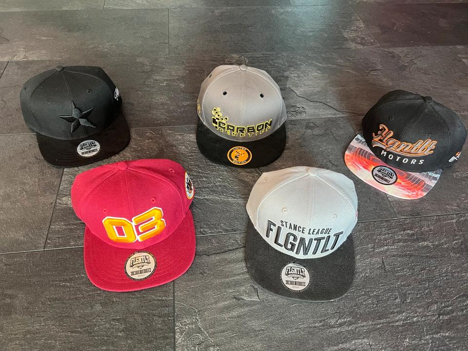 FLGNTLT Snapbacks 4 Stück Caps + limitierte Carbon Genetics Cap in Arberg