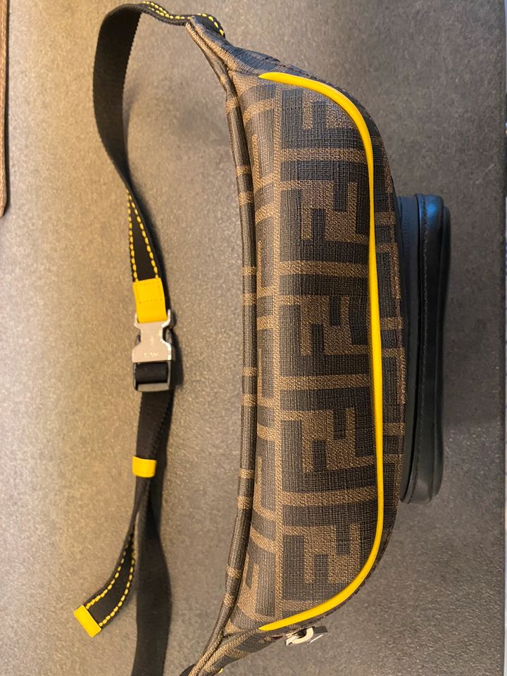 Originale FENDI Bauchtasche / Gürteltasche in Berlin