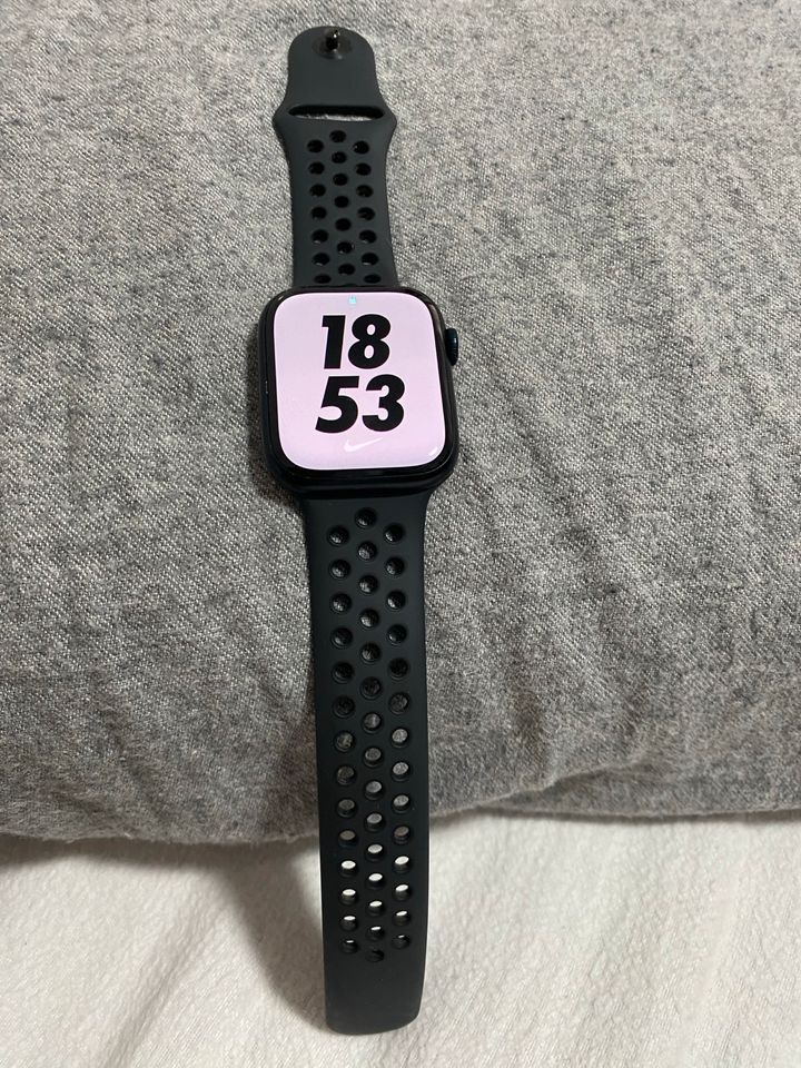 Apple Watch 7 Nike Edition 99% Batterie Kapazität in Hamburg