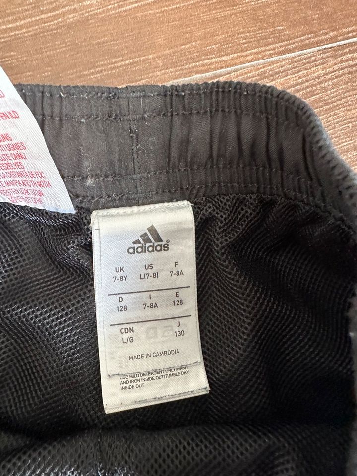 Adidas kurze Hose in Friedberg