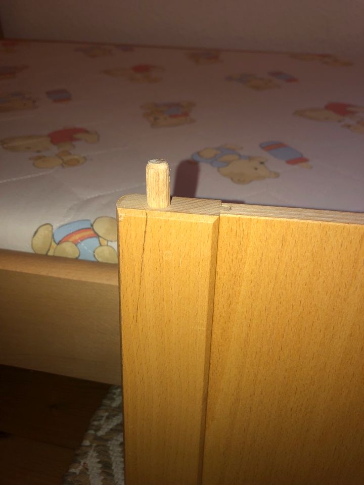 Baby-Bett Gitter-Bett Kinderbett inkl. Matratze Buche Buchen-Holz in Windeck