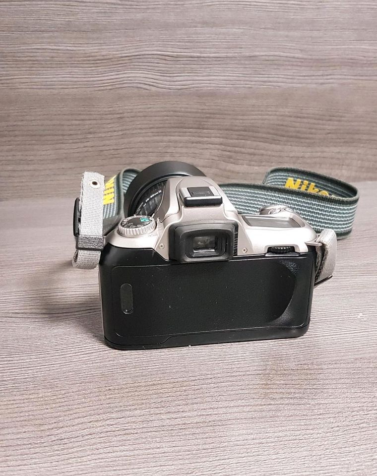 Fotokamera NIKON F55 mit Original-Objektive und Ledertasche in Pforzheim