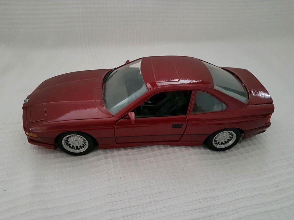 Modellauto 1:18 Maisto BMW 850i rot in Wiesbaden