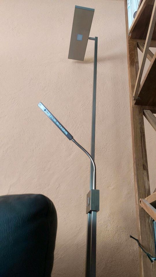 Stehlampe aus Metall. Silber. Lampe in Einbeck