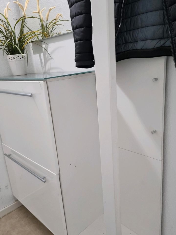 Garderobe mit Kleiderstange Schuhschrank und Spiegel in Hamburg